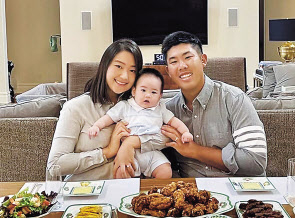 지난 13일 안병훈이 미국 올랜도 집에서 생일상을 앞당겨 받았다. 17일 생일에 US오픈이 시작되기 때문이다. [안재형 감독 제공]