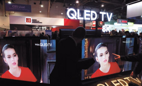 지난 1월 미국 CES 2020에서 중국의 TV 제조업체 TCL이 부스에서 선보인 QLED TV. TCL은 중국 쑤저우에 있는 삼성디스플레이의 LCD패널 생산공장을 인수하는 등 공격경영에 나서고 있다. [연합]