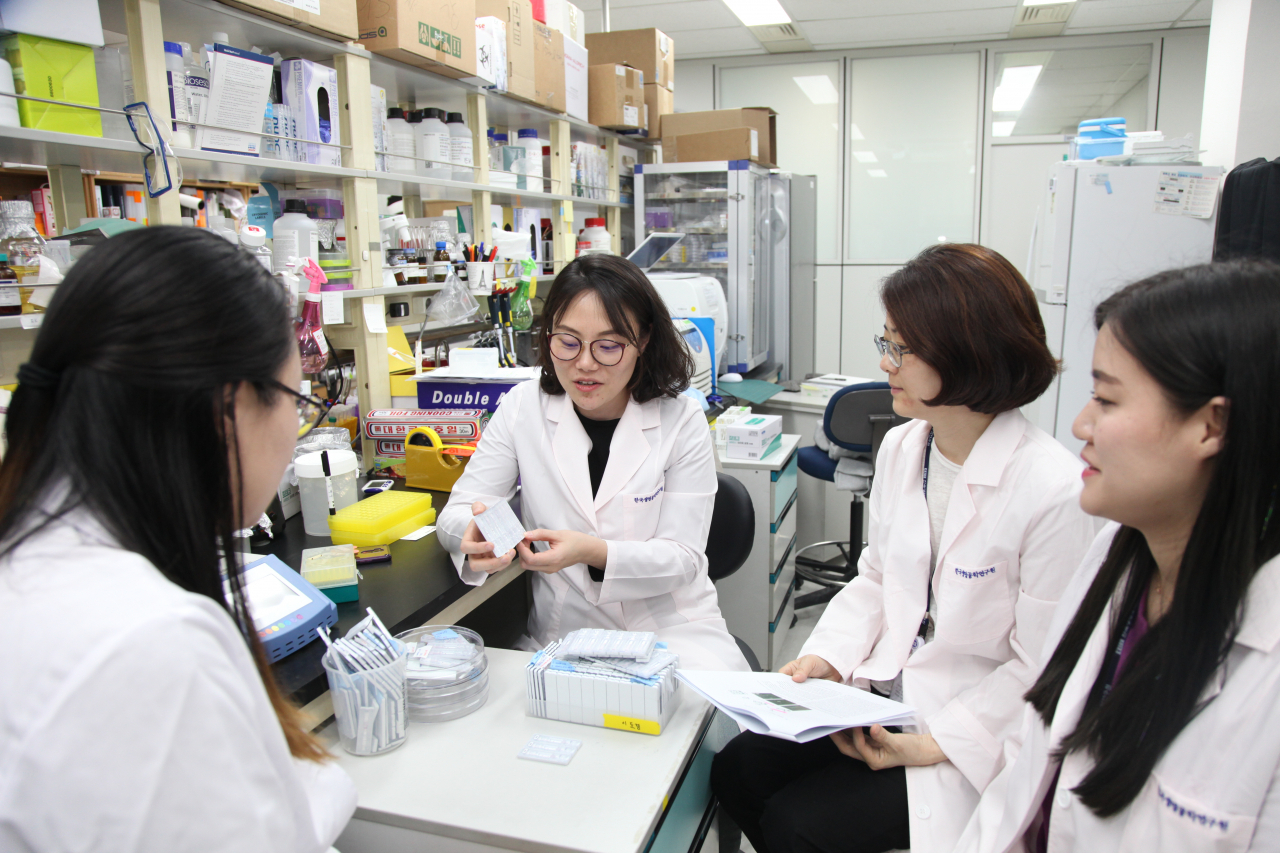 한국생명공학연구원 바이오나노센터 연구진이 다제 내성 바이러스 신속 진단키트를 살펴보고 있다.[한국생명공학연구원 제공]