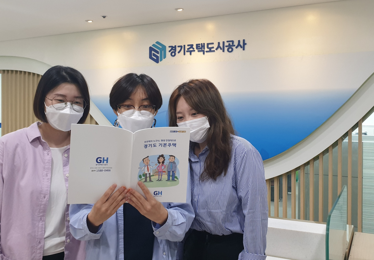 경기도기본주택 만화 책자 읽는 모습.[경기도시공사 제공]
