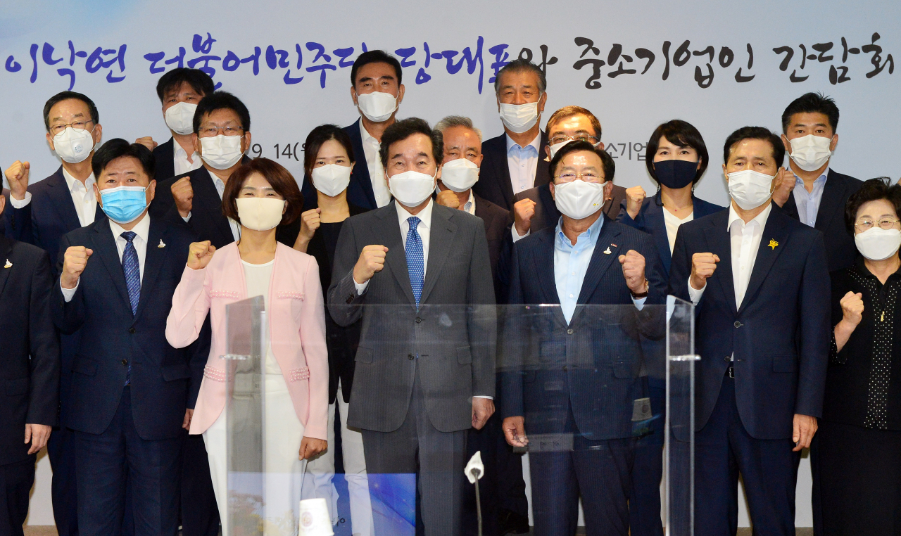 더불어민주당 이낙연대표가 14일 오전 서울 여의도 중소기업중앙회에서 열린 중소기업인 간담회에서 참석자들과 코로나 극복을 위한 파이팅을 외치고 있다. 연합뉴스