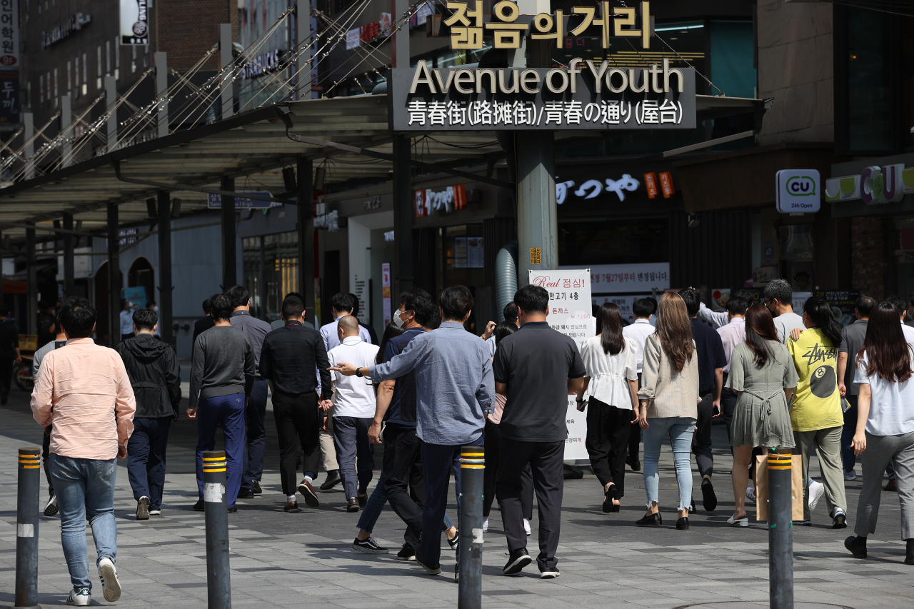 수도권의 사회적 거리두기가 2.5단계에서 2단계로 하향조정된 첫날인 14일 점심시간 서울 종로구 젊음의 거리를 찾은 직장인들이 식사를 하기 위해 이동하고 있다. [연합]