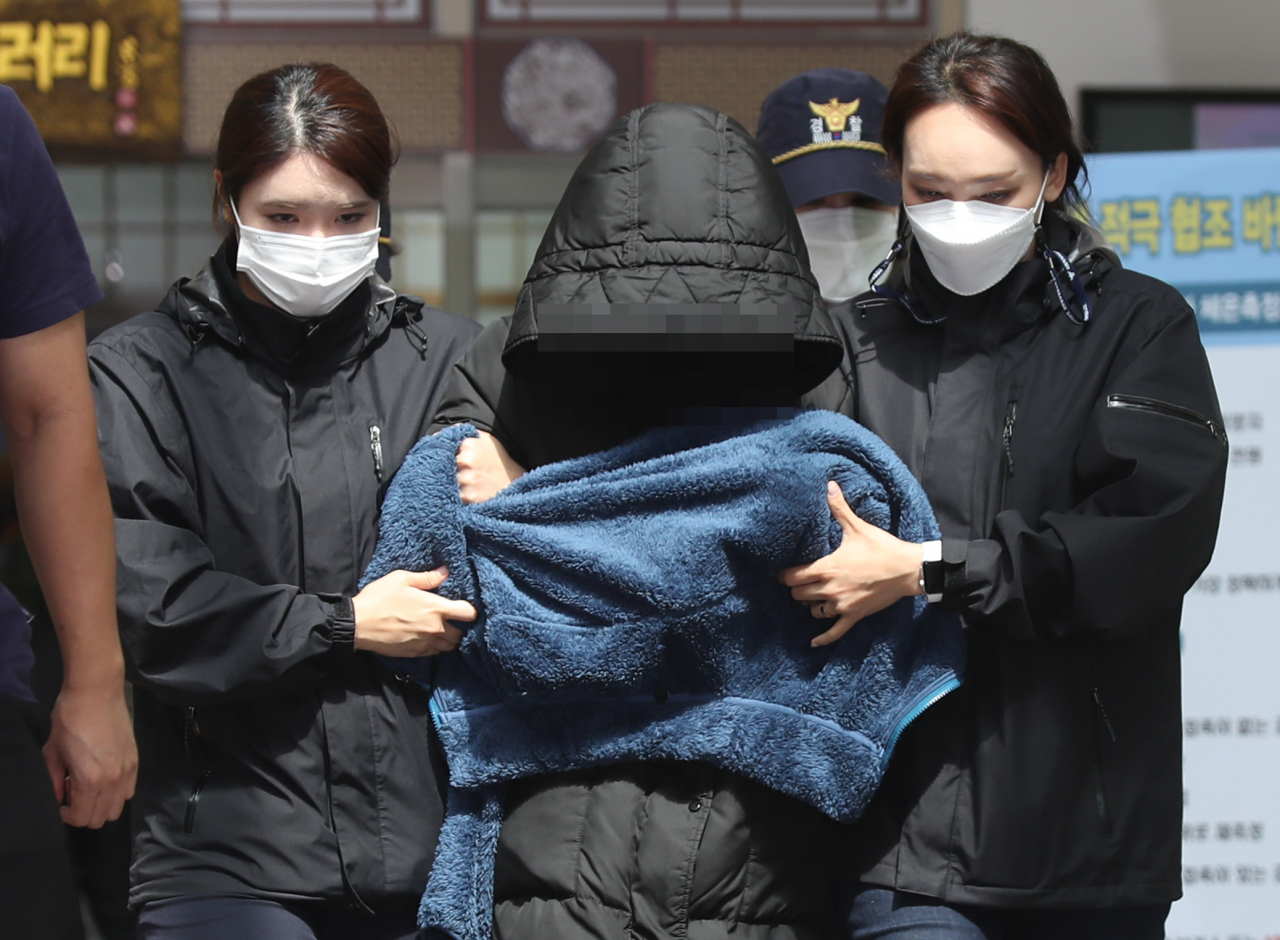 인천 을왕리해수욕장 인근에서 치킨 배달을 하던 50대 가장을 치어 숨지게 한 음주 운전자 A씨가 14일 오후 구속 전 피의자 심문(영장실질심사)을 받기 위해 인천시 중구 중부경찰서를 나오고 있다. [연합]