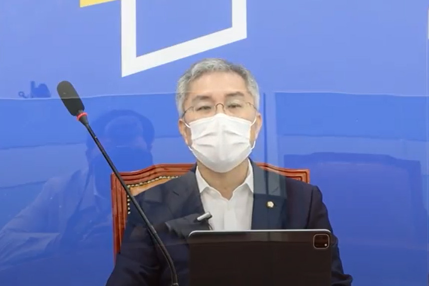 최강욱 열린민주당 대표가 7일 온라인 화상회의로 열린 제14차 최고위원회의에서 발언하고 있다. [연합]