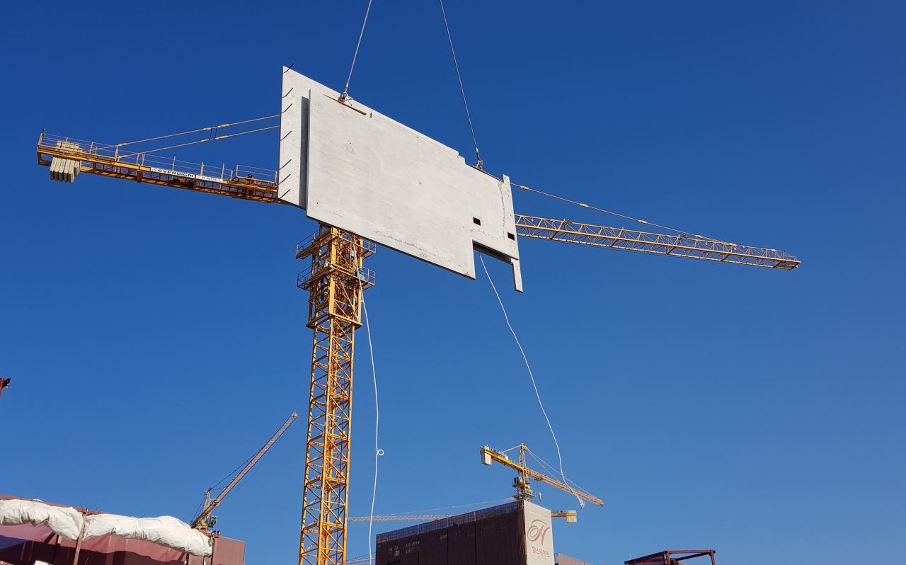 PC(Precast Concrete, 공장에서 제조된 콘크리트 제품) 공법을 활용한 아파트 시공 현장의 모습. [현대건설 제공]