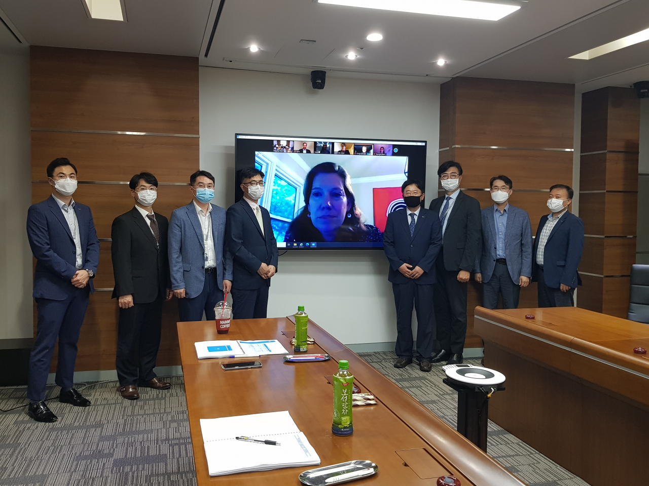 제4차공동연구 주택도시보증공사(HUG) 연구진이 최종보고회 전 기념촬영을 하는 모습 [주택도시보증공사(HUG) 제공]