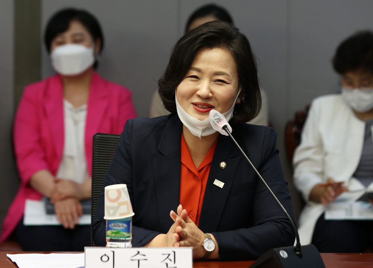 이수진 더불어민주당 의원이 19일 오전 서울 여의도 국회 의원회관에서 열린 국민의 건강 및 안전보장을 위한 보건간호사의 근무여건 개선 토론회에서 발언하고 있다. [연합]