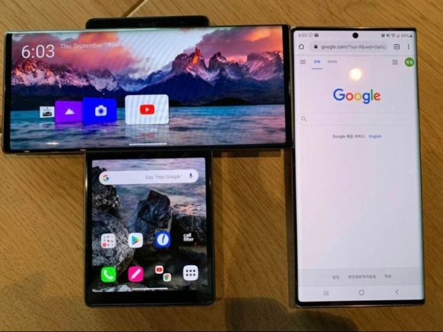 ‘LG 윙’(왼쪽)과 '갤럭시노트20' 실물 비교 화면.[네이버카페 '삼성스마트폰' 캡처 화면]