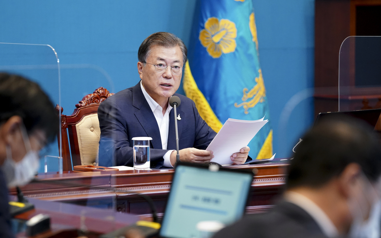 문재인 대통령이 14일 청와대에서 수석·보좌관 회의를 주재하고 있다. [연합]