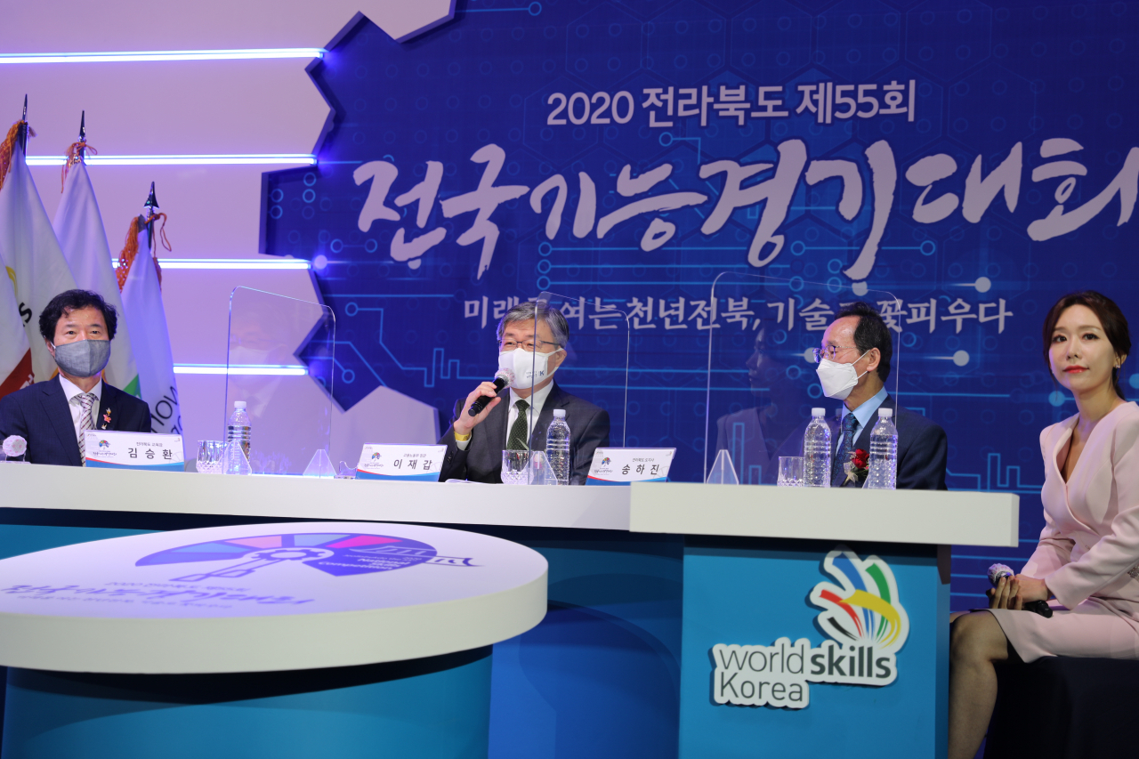 제55회 전국기능경기대회가 전북 군산새만금컨벤션센터 등 7개 경기장에서 개막됐다. 이번 대회는 코로나19 상황을 감안해 개회식‧폐회식, 시상식 등 대회 주요행사는 온라인 비대면 방식으로 진행되고 온라인매체(유튜브 채널 등)와 직업방송 채널 등을 통해 행사 전 과정이 생중계된다. 사진은 이날 개막식에 참석한 이재갑 고용노동부 장관(왼쪽에서 2번째)와 송하진 전북도지사(3번째) 등이 인사말을 주고받고 있다. [고용노동부 제공]