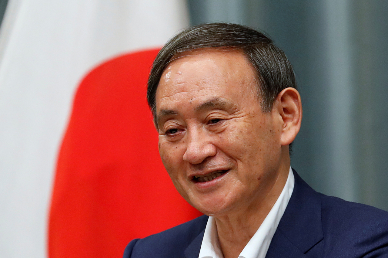 스가 요시히데 관방장관이 차기 집권 자민당 총재 선거를 앞둔 14일 오후 도쿄 총리 관저에서 기자회견을 하고 있다. [로이터]