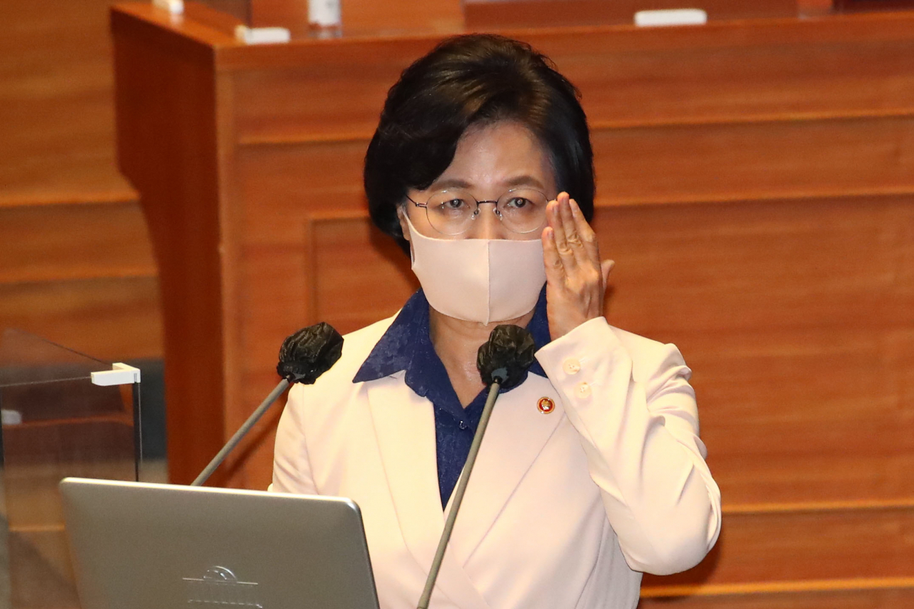 추미애 법무부 장관이 지난 14일 국회 본회의장에서 열린 정치분야 대정부 질문에 출석, 더불어민주당 정청래 의원의 질의에 답변하고 있다. [연합]