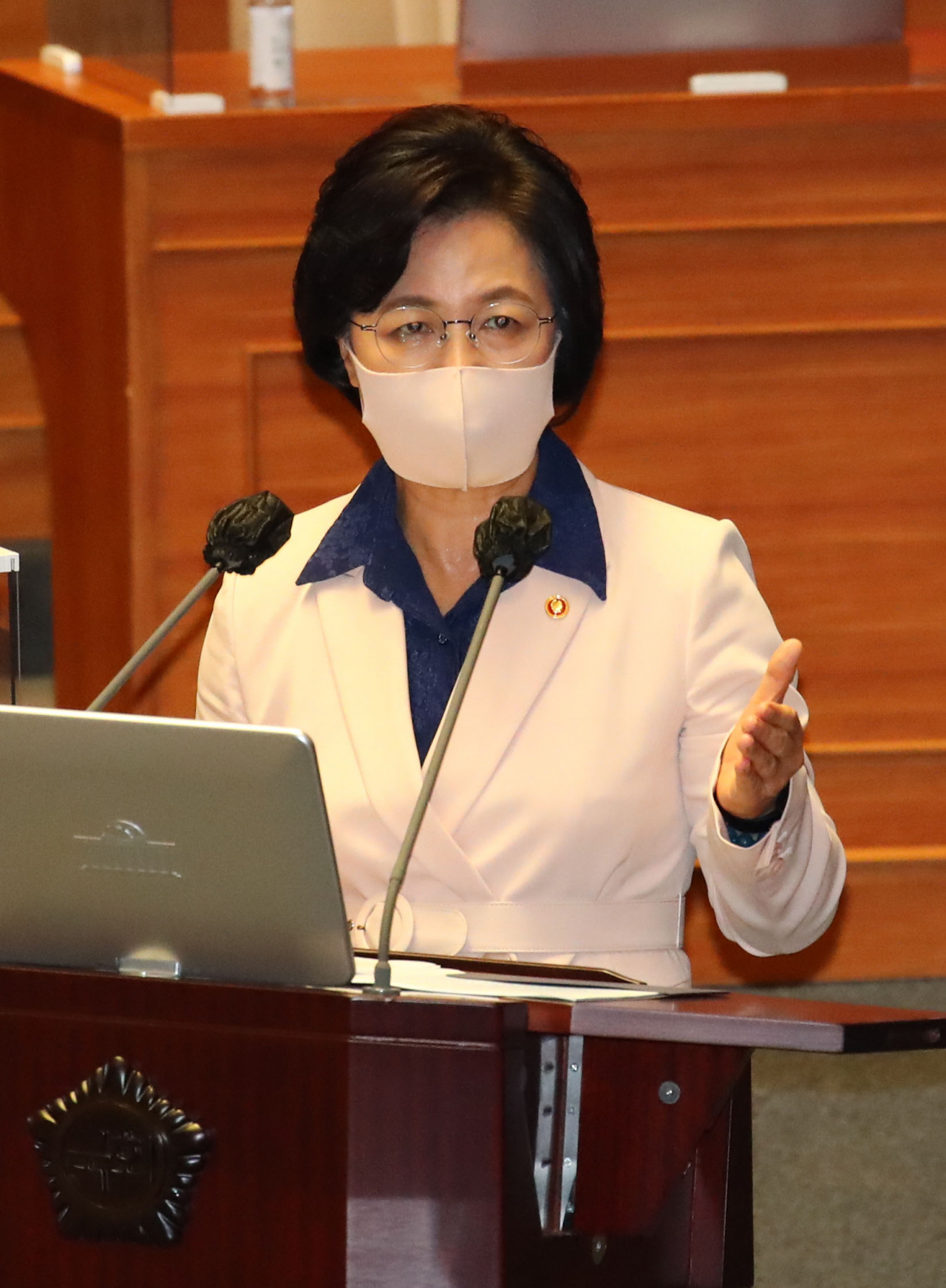 추미애 법무부 장관이 14일 국회 본회의장에서 열린 정치분야 대정부 질문에서 더불어민주당 정청래 의원의 질의에 답변하고 있다. [연합]