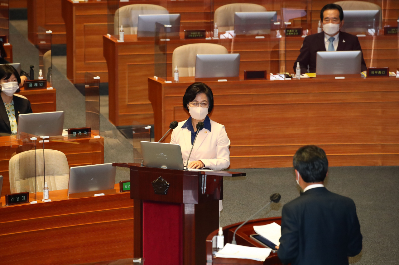 추미애 법무부 장관이 14일 국회 본회의장에서 열린 정치분야 대정부 질문에 출석, 의원 질의에 답변하고 있다.[연합]