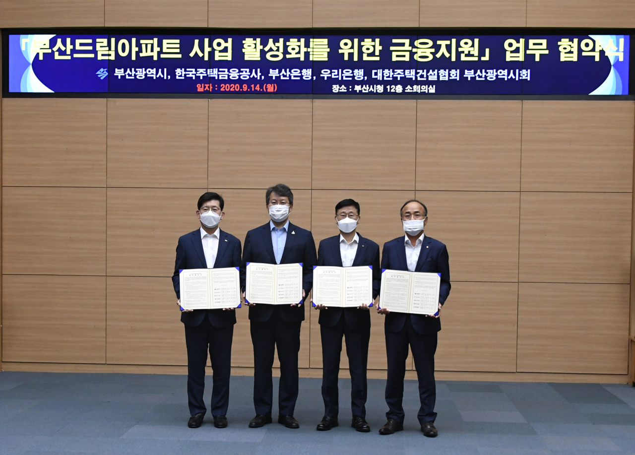BNK부산은행은 14일 오후, 부산시청에서 부산광역시·한국주택금융공사·우리은행·대한주택건설협회(부산광역시회)와 ‘부산 드림아파트 사업활성화를 위한 금융지원 업무협약’을 체결했다. (사진 왼쪽부터 BNK부산은행 빈대인 은행장, 부산광역시 변성완 시장 권한대행, 한국주택금융공사 이정환 사장, 대한주택건설협회 부산시회 성석동 회장)