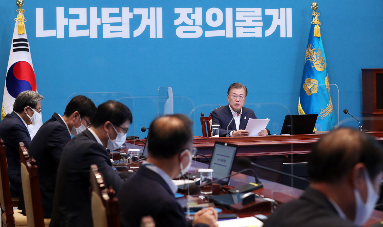 President Moon Jae-in speaks at the weekly meeting with senior aides on Monday. Yonhap