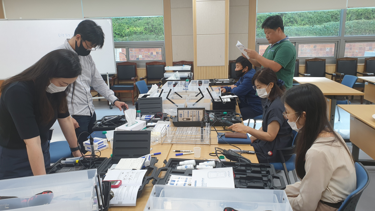 토양 검정 진단 장비 기술교육을 하고 있다. [용인시 제공]
