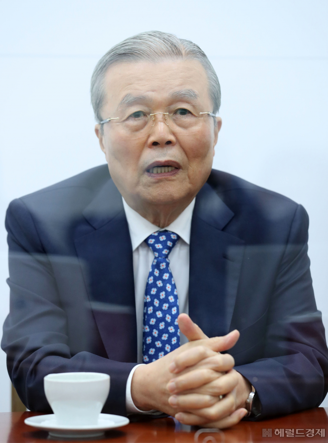 김종인 국민의힘 비상대책위원장이 14일 국회에서 진행한 경제지 기자단과의 인터뷰에 응하고 있다. [이상섭 기자/babtong@heraldcorp.com]