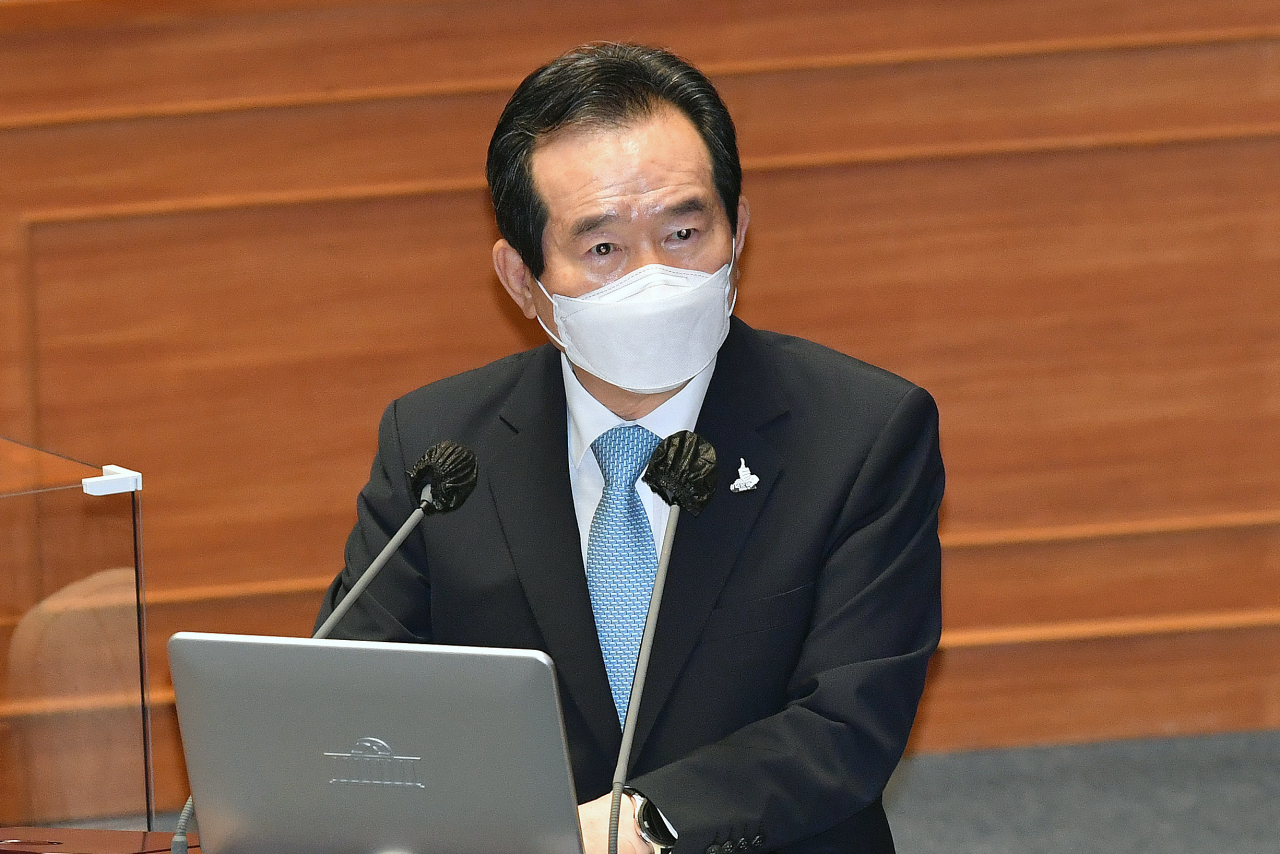 정세균 국무총리가 14일 국회 본회의장에서 열린 정치분야 대정부 질문에 출석, 윤재옥 국민의힘 의원의 질의에 답변하고 있다. [연합]