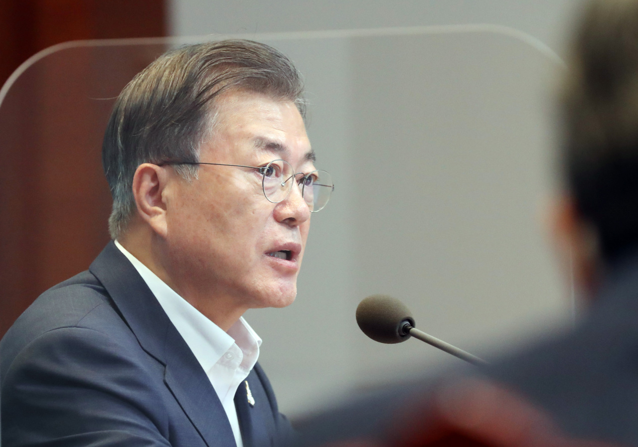 President Moon Jae-in speaks Monday at a meeting with his senior secretaries at Cheong Wa Dae in Seoul. (Yonhap)