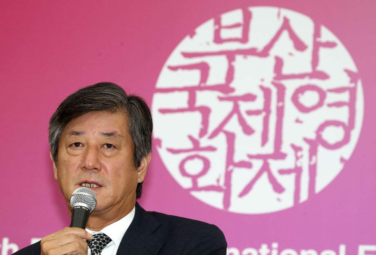 Lee Yong-kwan, the chairman of the Busan International Film Festival's organizing committee, speaks during a press conference on the closure of the festival in October last year. (Yonhap)