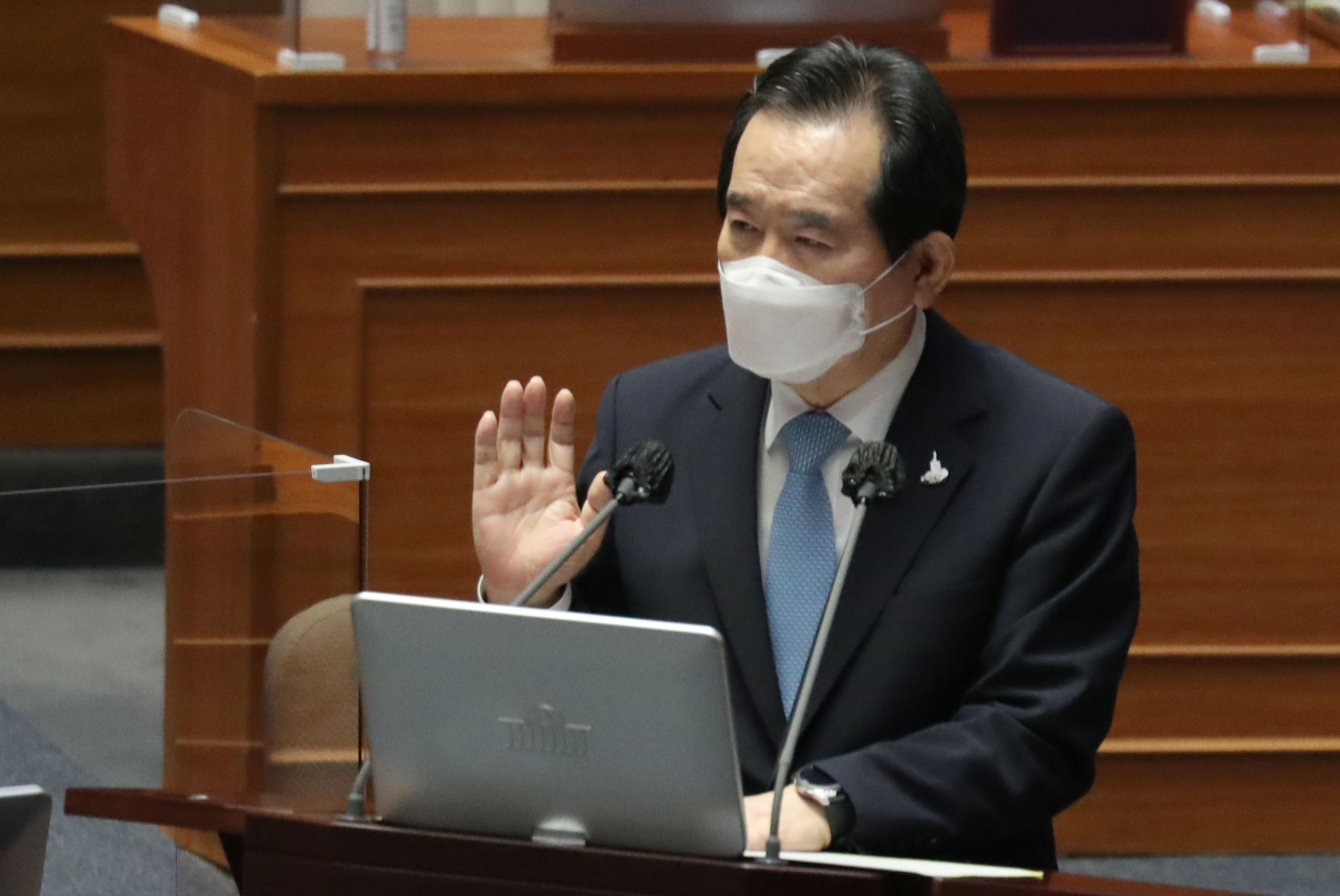 정세균 국무총리가 14일 오후 서울 여의도 국회에서 열린 정치분야 대정부질문에 출석, 의원 질의에 답변하고 있다. [연합]