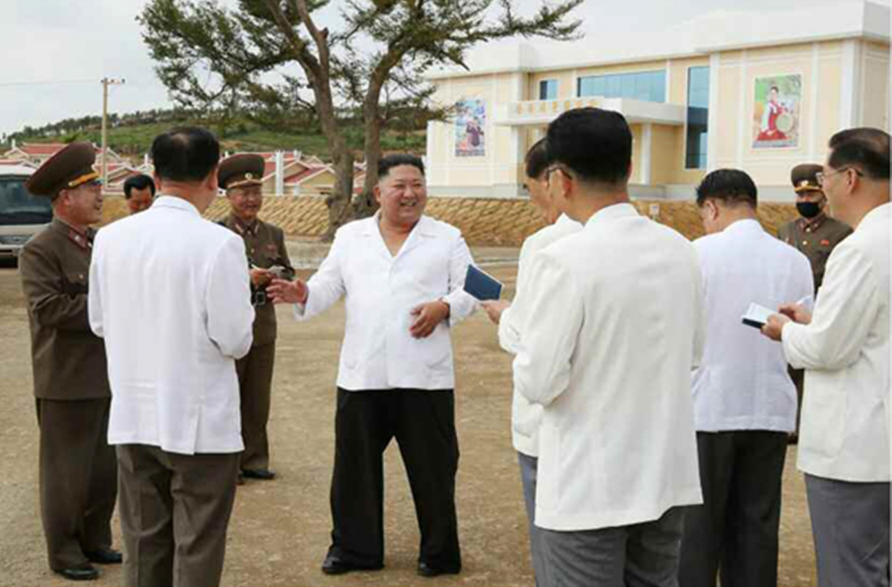 노동당 기관지 노동신문은 15일 김정은 국무위원장이 태풍 피해복구를 마친 황해북도 강북리 현장을 돌아봤다고 보도했다. [사진=노동신문]