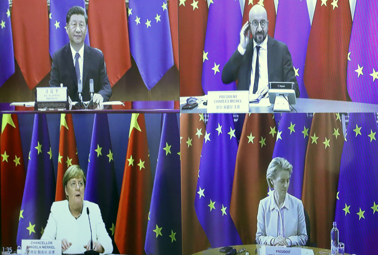 샤를 미셸 EU 정상회의 상임의장(오른쪽 위), EU 행정부 수반 격인 우르줄라 폰데어라이엔 EU 집행위원장(오른쪽 아래), 올해 하반기 EU 순회 의장국인 독일의 앙겔라 메르켈 총리(왼쪽 아래)는 이날 시진핑 중국 국가주석(왼쪽 위)과 화상 정상회담을 가졌다. [AP]