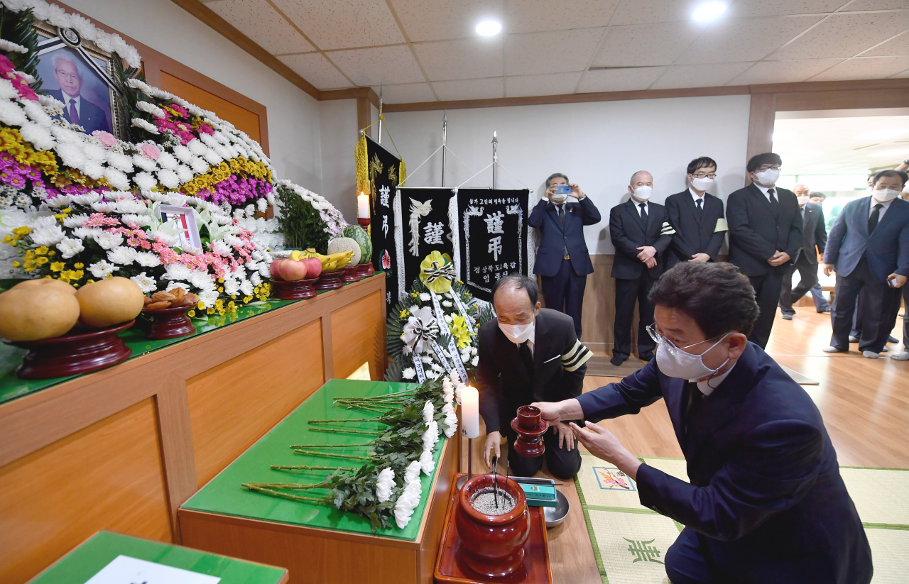 이철우 경북지사가 고 배선두 애국지사의 빈소를 찾아 조문하고 있다.[경북도 제공]