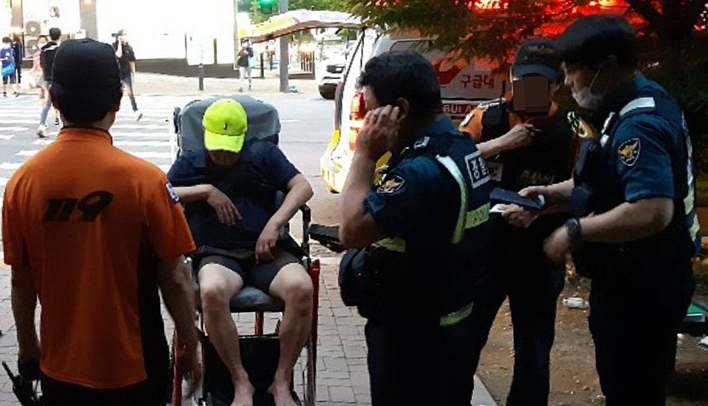 지난 6월 11일 오후 경기도 파주시의 한 길가에서 술에 취해 길에 쓰러져 있던 50대 남성이 자신을 집에 데려다주려는 구급대원을 폭행하는 사건이 발생해 경찰들이 출동해 확인 중이다. [연합] (사진은 기사와 상관 없음)