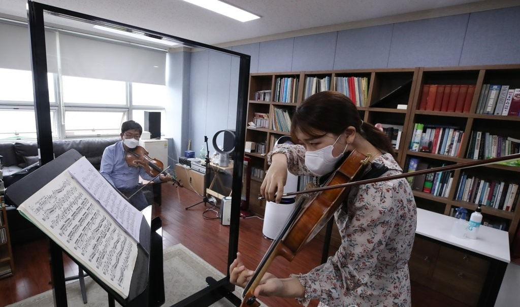 서울대 음악대학 기악과 최은식 교수와 4학년 강승주 학생이 지난 5월 7일 오후 서울 관악구 서울대 음악대학에서 투명 칸막이를 사이에 둔 채 비올라 현악 실기 수업을 하고 있다. [연합] (사진은 기사와 상관 없음)