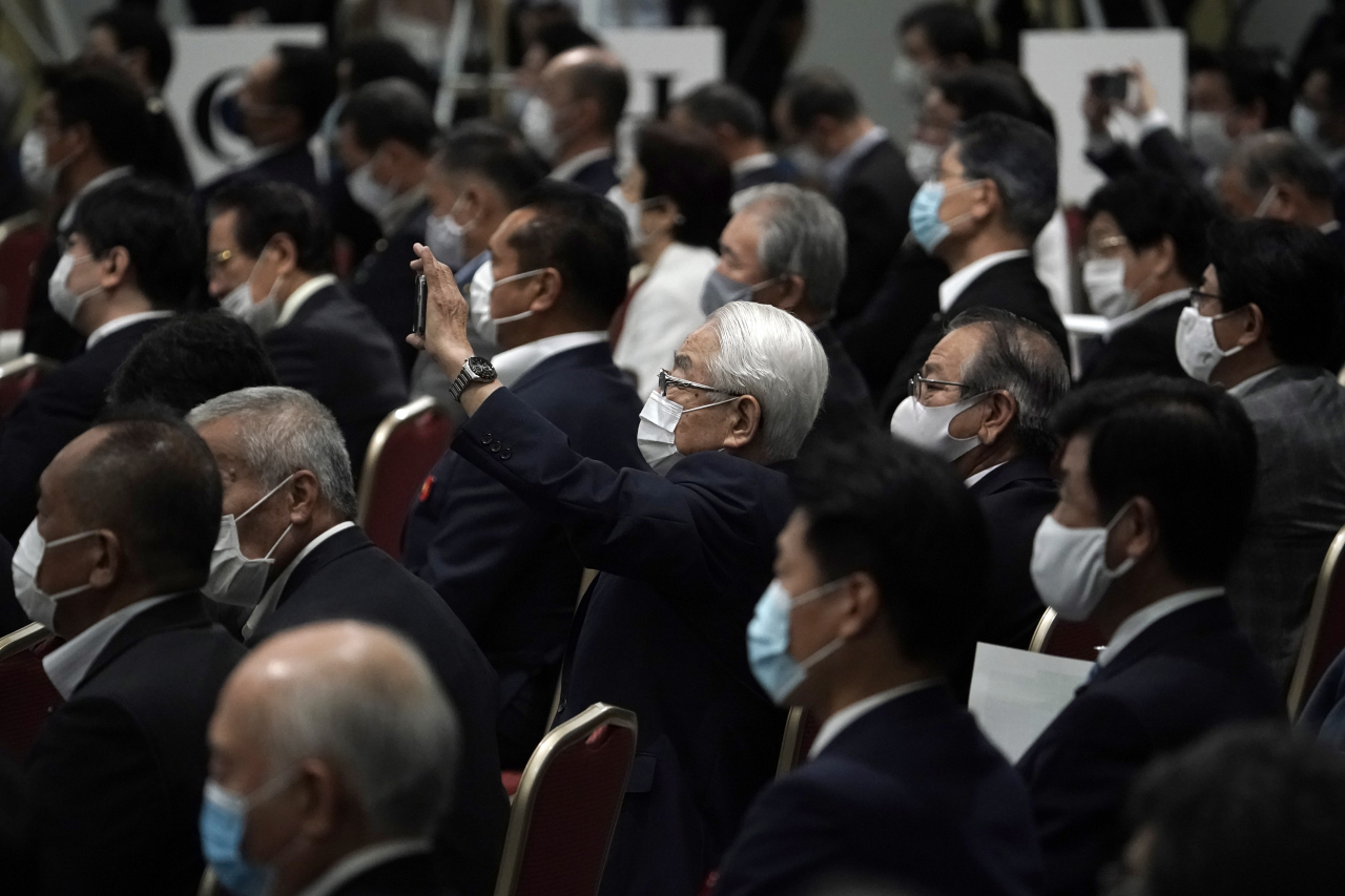 지난 14일 일본 집권 자민당 중·참의원 의원 총회에서 차기 총재를 선출하기 위한 투표가 진행되고 있다. [EPA]