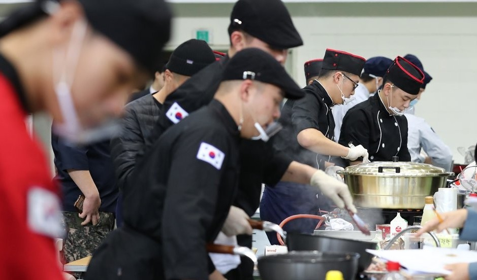 지난해 11월 7일 대전 육군종합군수학교에서 열린 '2019 찾아라 軍급식왕' 대회에 참가한 군인들이 실력을 겨루고 있다. [연합]