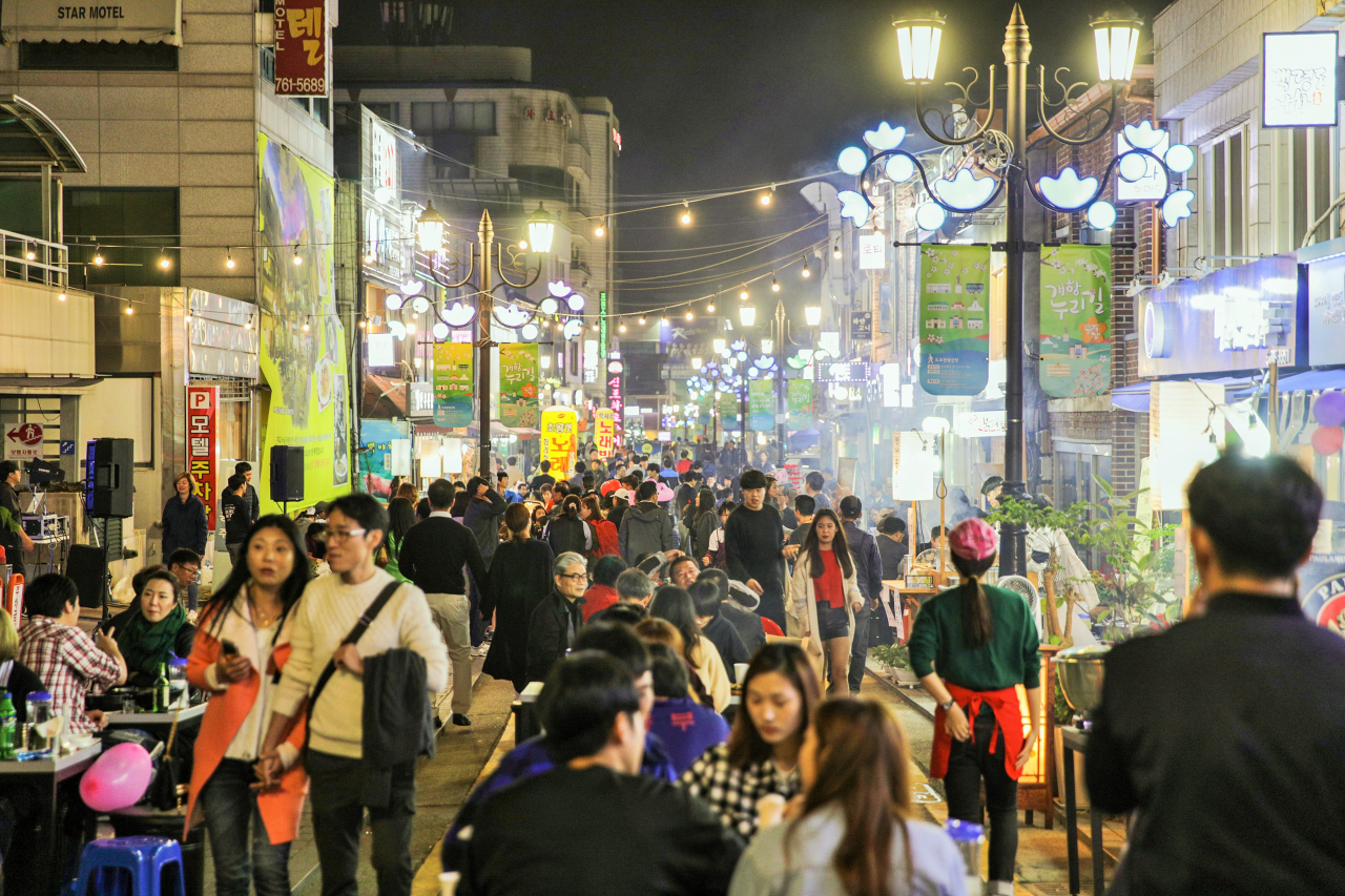 코로나 사태 이전, 인천 중구 개항장 ‘컬쳐나잇’에 몰린 여행객들