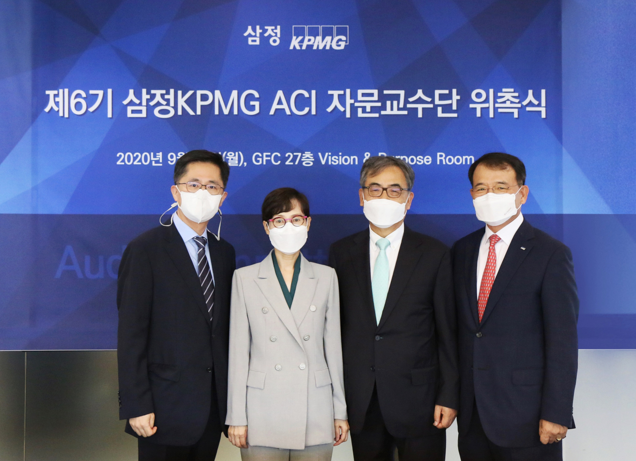 우측부터 김교태 삼정KPMG 회장, 이만우 고려대 교수, 전영순 중앙대 교수, 송재용 서울대 교수가 기념촬영을 하고 있다. [삼정KPMG 제공]