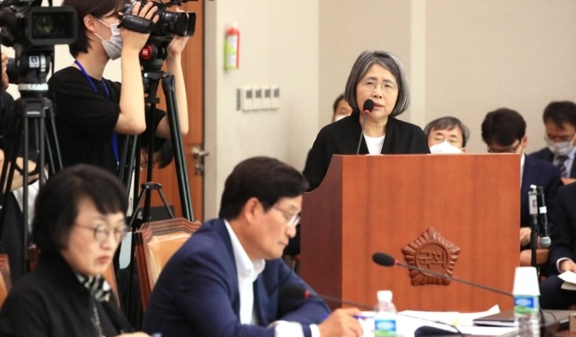 김영란 양형위원장이 지난해 국회 법제사법위원회 국정감사에서 업무보고하고 있다. [연합]
