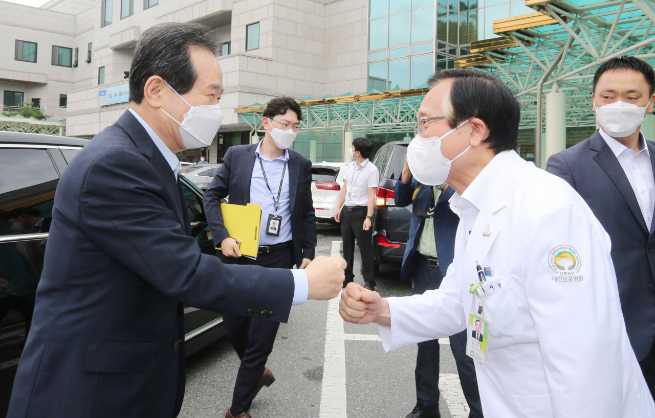 정세균 국무총리가 비상진료체계 현장 점검차 대전보훈병원을 방문하고 있다.[연합]