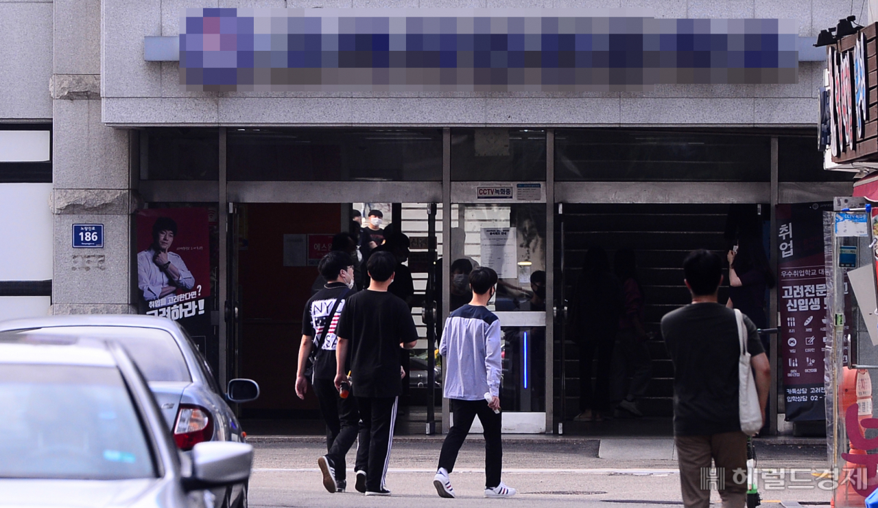 [헤럴드경제=박해묵 기자] 수도권의 사회적 거리두기가 2.5단계에서 2단계로 하향조정된 가운데 15일 오전 서울 노량진 인근의 학원 수강생들이 등원하고 있다.