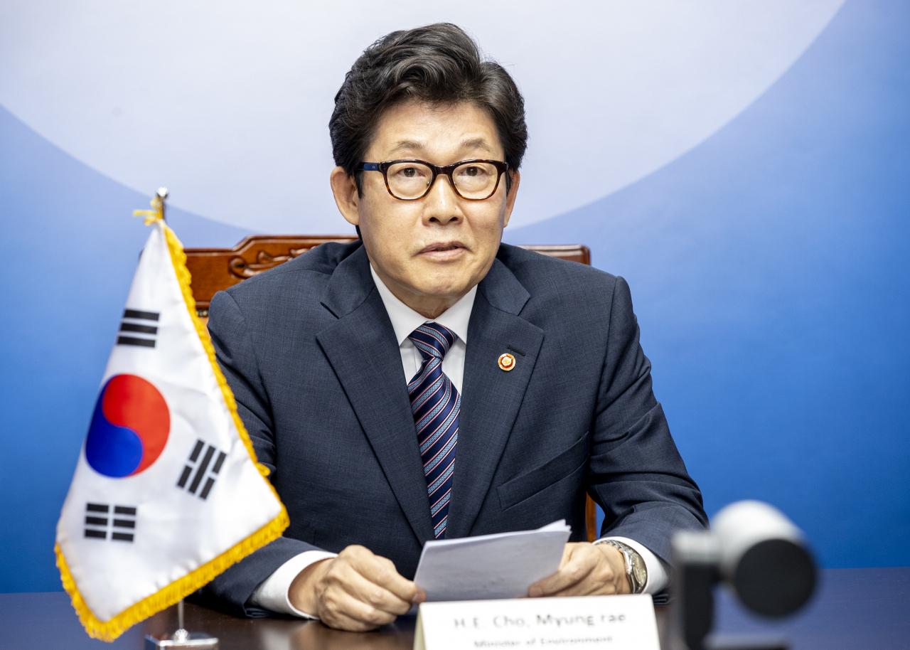 조명래 환경부장관이 14일 오후 화상회의로 진행된 경제협력개발기구(OECD) 환경분야 장관급 회의에 참석해 발언하고 있다. 조 장관은 코로나19로부터 지속가능한 경제로의 전환을 촉진할 수 있는 녹색회복의 사례로 우리나라의 그린뉴딜 정책을 소개하고, 국제사회의 협력을 강조했다. [환경부 제공]