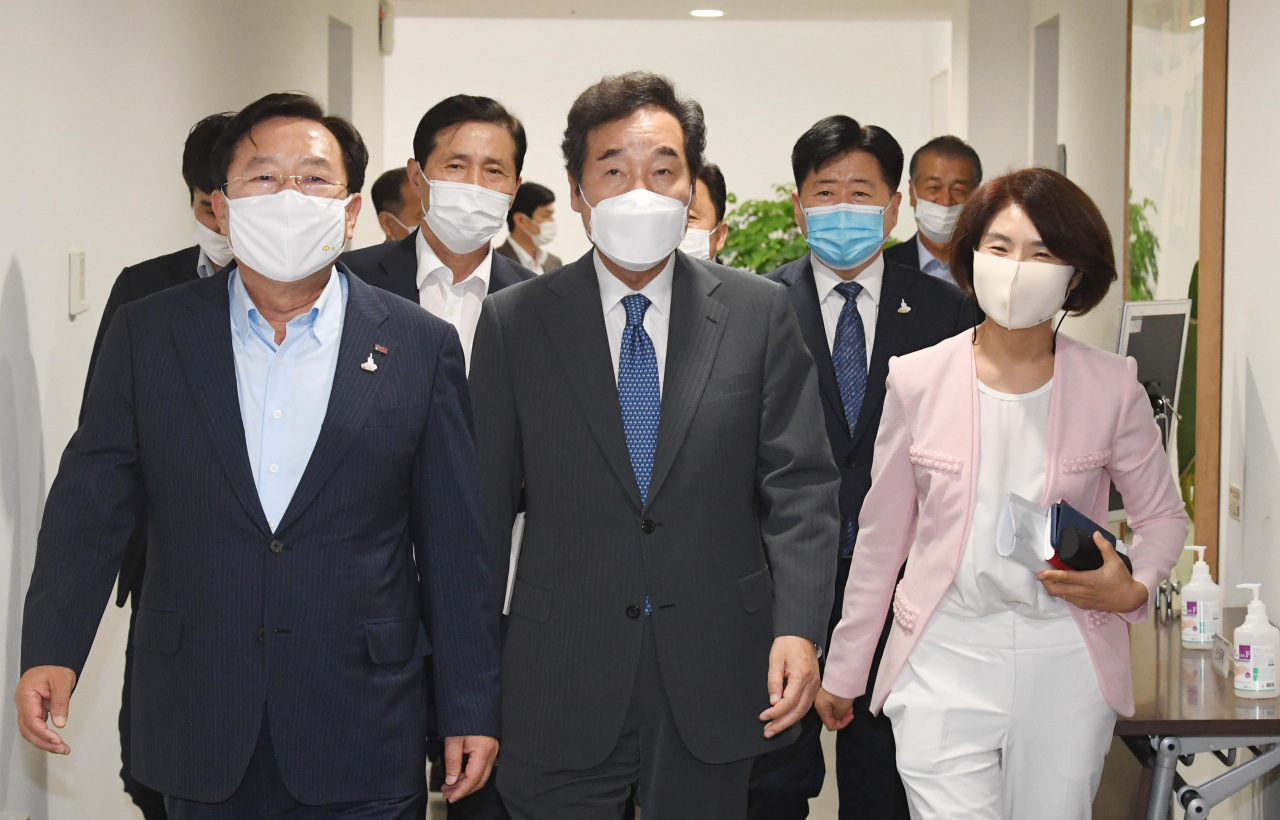 이낙연 더불어민주당 대표가 14일 오전 서울 여의도 중소기업중앙회에서 열린 중소기업인 간담회에 참석하고 있다. 왼쪽부터 김기문 중기중앙회회장, 이낙연 대표, 한정애 정책위의장. [연합]
