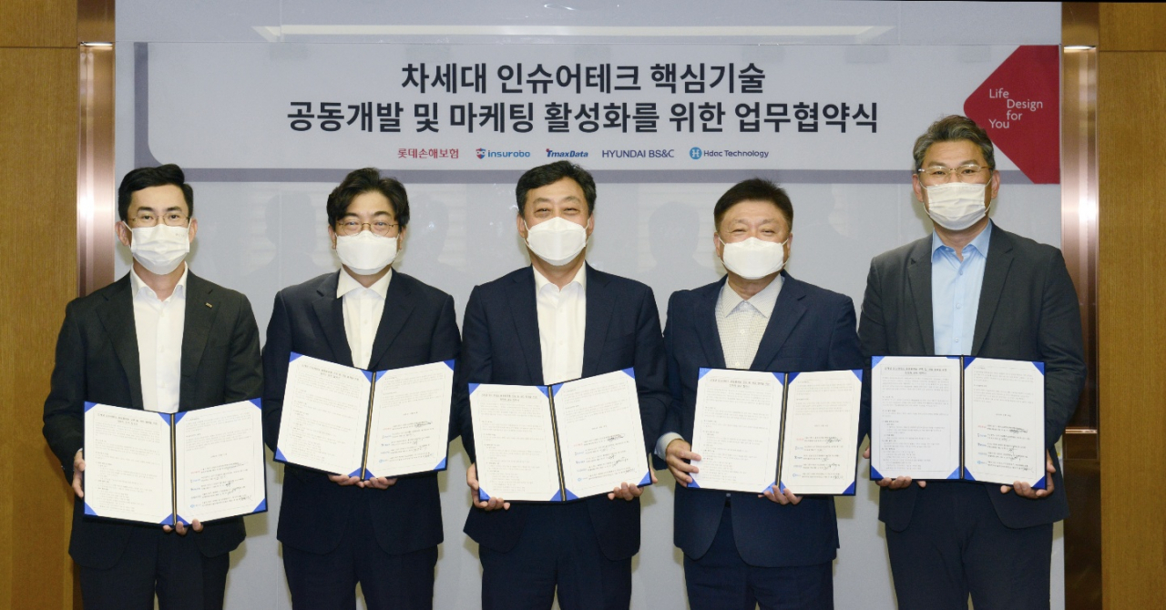 롯데손해보험 최원진(왼쪽부터) 대표이사, 인슈로보 서민 대표이사, 티맥스데이터 이희상 대표이사, 현대BS&C 노영주 대표이사, 에이치닥테크놀로지 한국지점 주용완 대표가 MOU 체결 후 기념 촬영을 하고 있다.