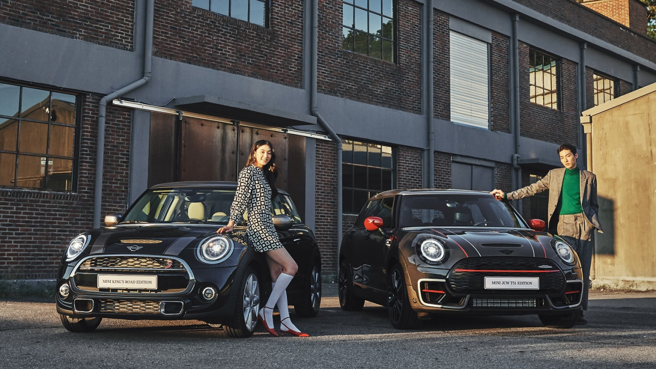 MINI 한정판 모델 (오른쪽부터) MINI JCW 클럽맨 T51 에디션, MINI 3도어 킹스로드 에디션 출시. [MINI 코리아 제공]