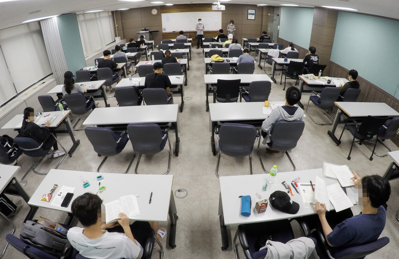 지난달 서울의 한 대학교에서 국가공무원 5급 공채 및 외교관 후보자 선발 2차 시험이 치러지고 있다.[사진=인사혁신처]