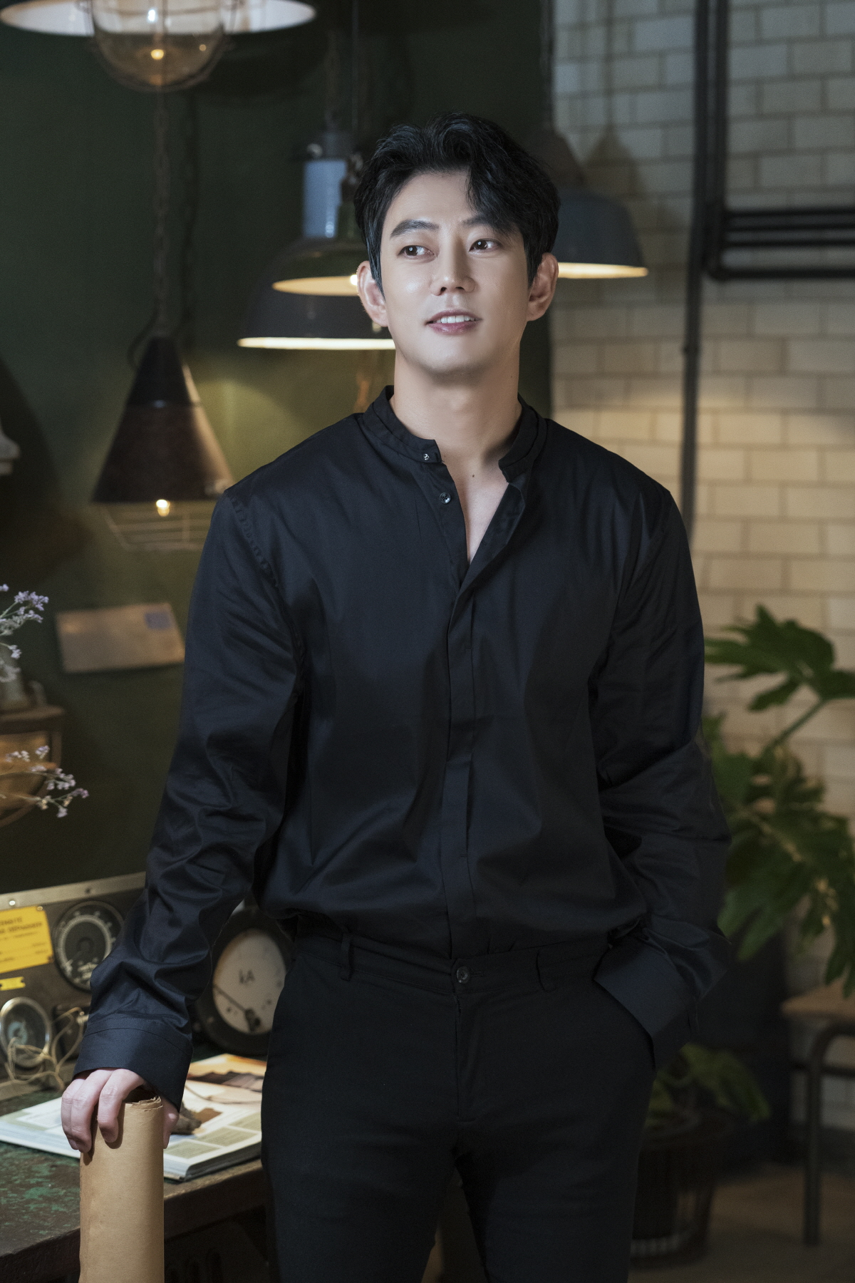 한 시절을 풍미한 히트곡 ‘사랑은 향기를 남기고’로 화려하게 데뷔한 테이는 가수로, 뮤지컬 배우로, ‘햄버거 가게 사장’ 으로 자신의 역할을 바꿔가며 ‘흐르는 강물처럼’ 현재의 삶을 살고 있다. 그는 “물살을 거스르기 보단 흘러가는 대로 저어가고 싶다”며 자신의 삶을 돌아봤다. [과수원뮤지컬컴퍼니 제공]