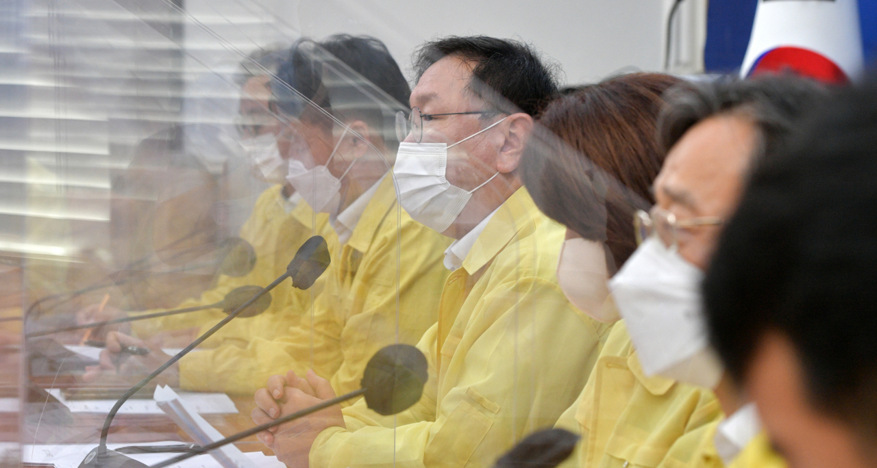 김태년 더불어민주당 원내대표가 15일 국회에서 열린 원내대책회의에서 발언하고 있다. [연합]