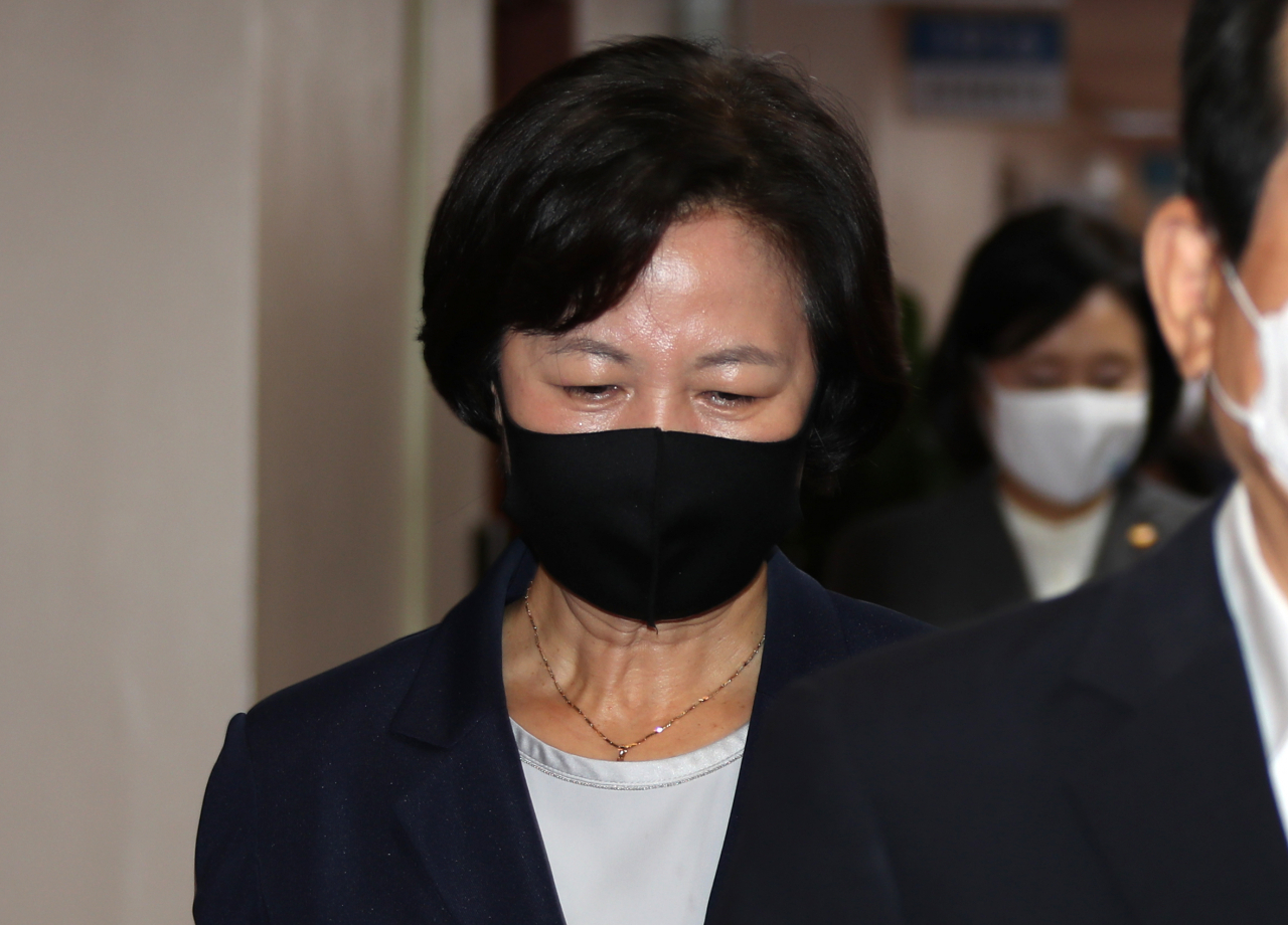 추미애 법무부 장관이 15일 정부서울청사에서 열린 국무회의에 참석하고 있다. [연합]