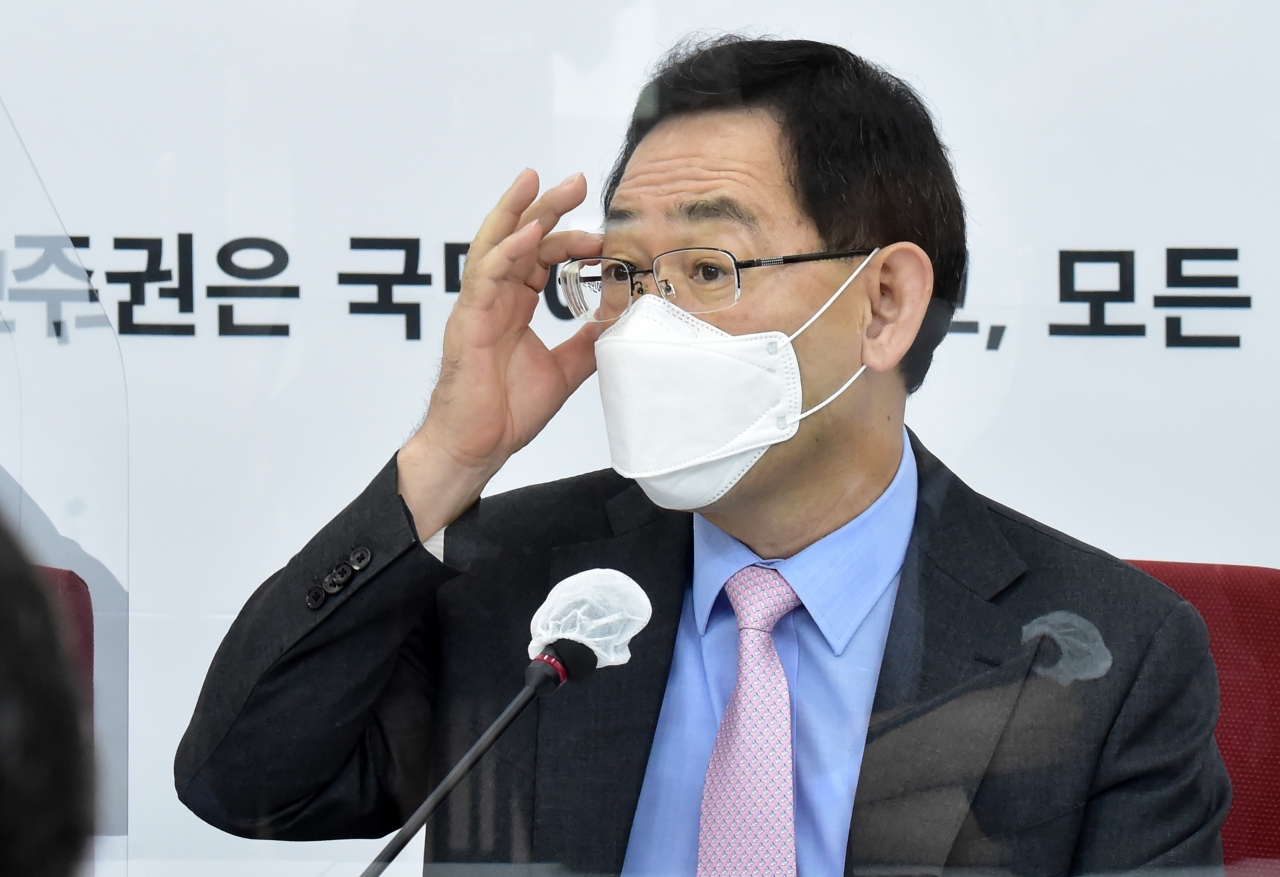 주호영 국민의힘 원내대표가 15일 서울 여의도 국회에서 열린 원내대책회의에서 안경을 고쳐쓰고 있다. [연합]