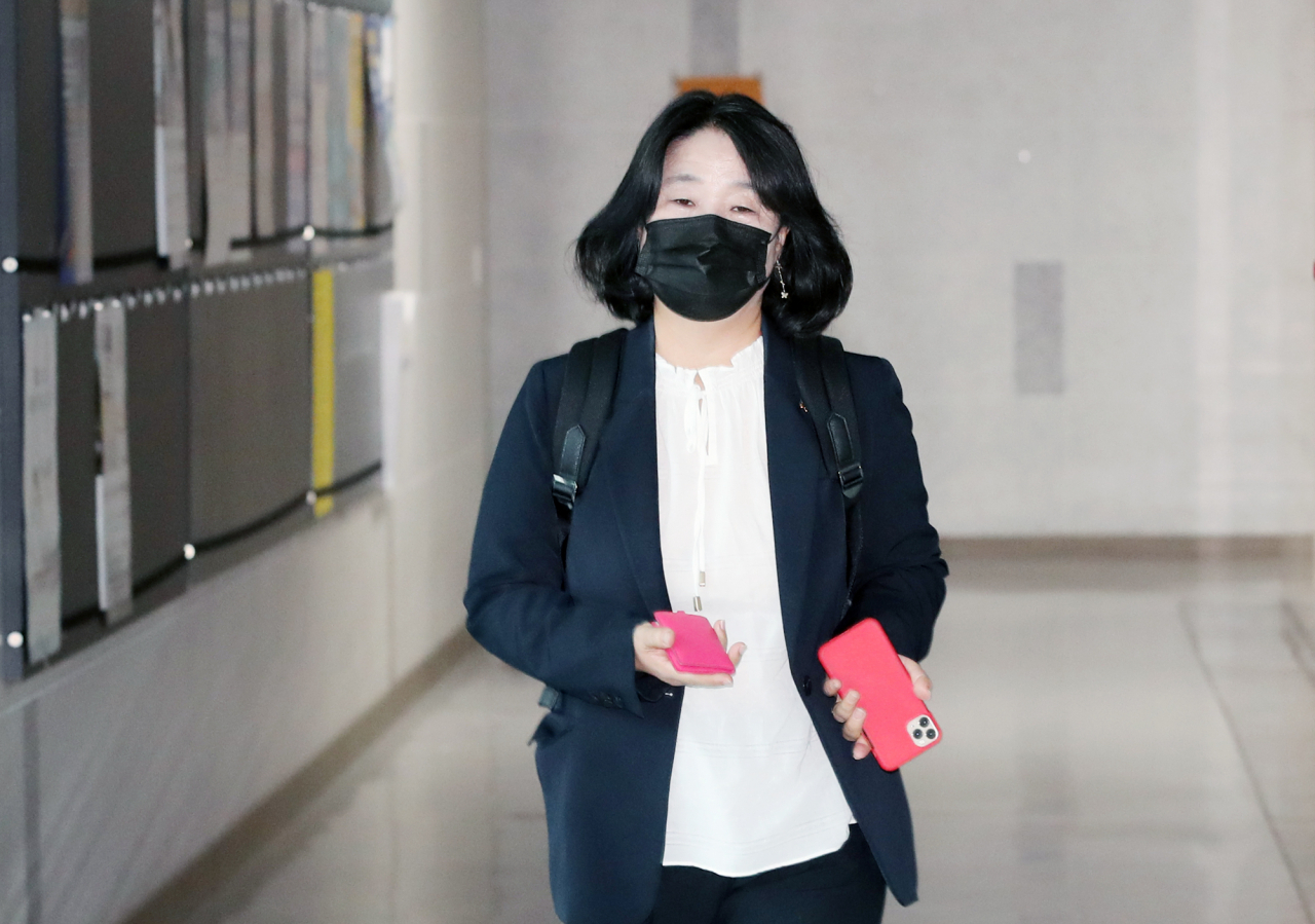 보조금 부정 수령 혐의 등으로 불구속 기소된 윤미향 더불어민주당 의원이 15일 오전 서울 여의도 국회 의원회관 내 사무실로 출근하고 있다. [연합]
