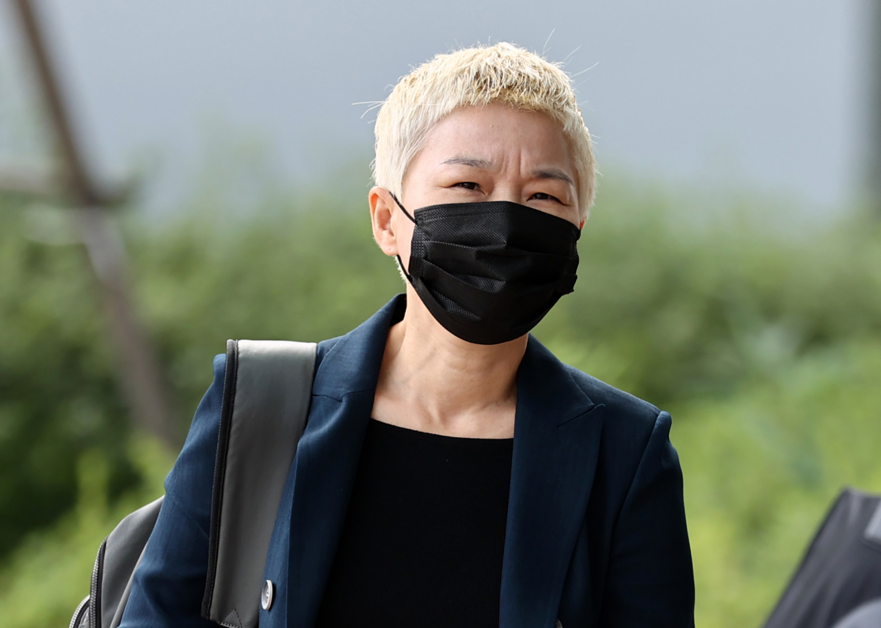 고 박원순 전 서울시장을 성추행 등 혐의로 고소했던 피해자 측 김재련 변호사가 14일 오후 도봉구 서울북부지검에서 조사를 받기 위해 참고인 신분으로 출석하고 있다. 연합뉴스