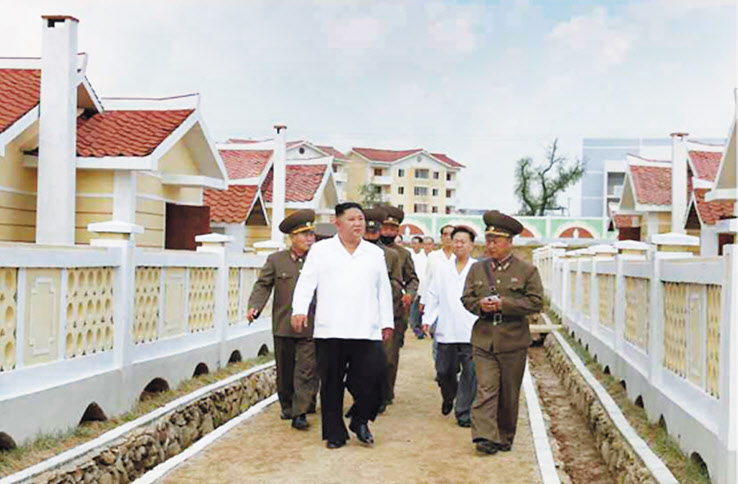 김정은 북한 국무위원장이 수해 복구를 가장 먼저 마친 황해북도 금천군 강북리를 찾았다고 노동당 기관지 노동신문이 15일 보도했다. 김 위원장은 이 자리에서 수해 복구를 주도한 인민군에 대해 “강한 혁명군대를 가지고 있는 것은 우리 당과 국가의 자랑 중 제일 큰 자랑이고, 김정은이 지니고 있는 가장 큰 복”이라고 치하했다. 김 위원장이 최룡해 국무위 제1부위원장 등과 함께 밝은 표정으로 강북리 복구현장을 둘러보고 있다. [평양 노동신문=뉴스1]